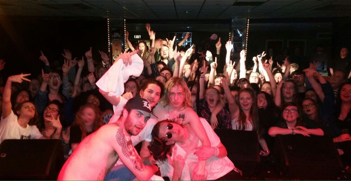 THEHUNNABAND's tweet photo. #LEEDS! YOU WHAT YOU WHAT! 😝 Awesome show 1Hunna! #Manchester lets go real hardbars tonight 🙌🏼 #HTour https://t.co/y2d218LPyi