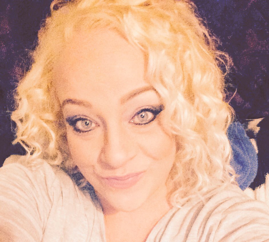 JennyJennylee08's tweet photo. #chopstick #curlers #😍#LeeStafford https://t.co/LTcKyUgtQl