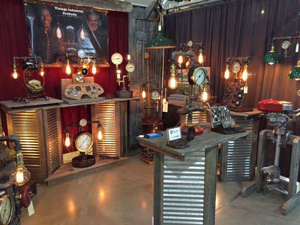 VIProducts1's tweet image. Day 2 about to open. Looking forward to a big day! #queenyartfair, #buylamps