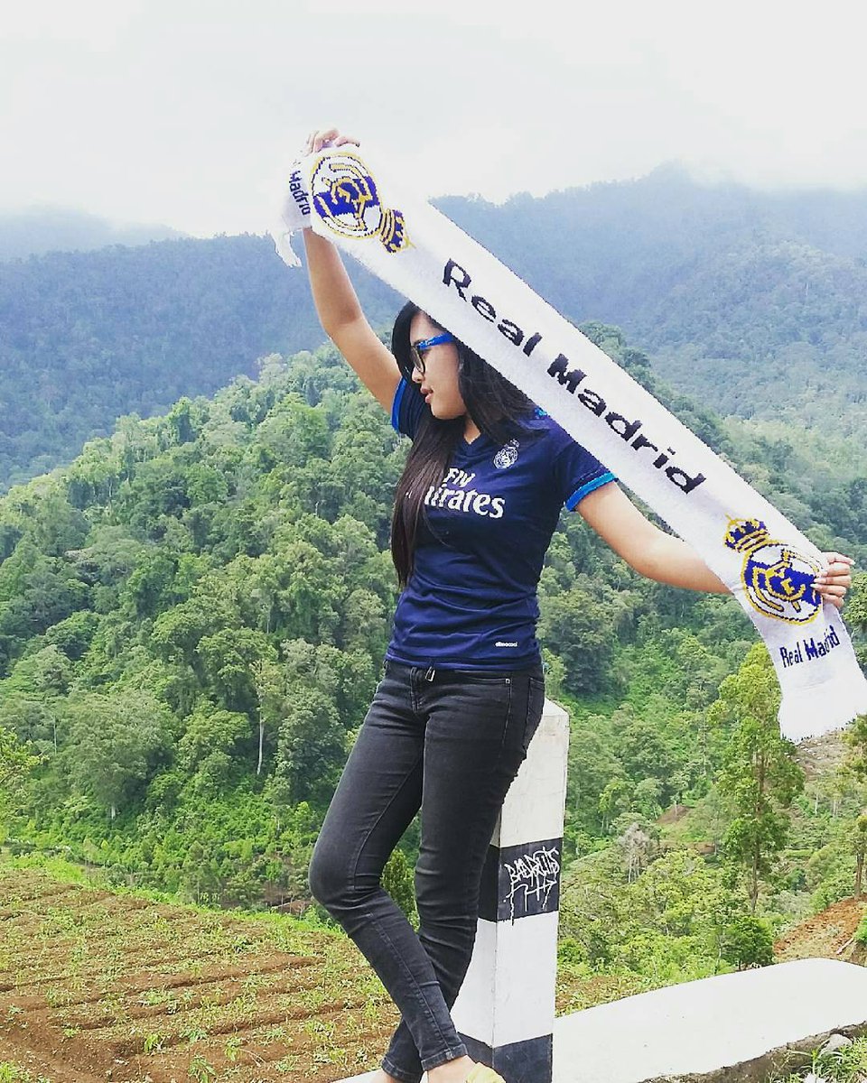 kok susah ya nyari cewek igo pake jersey madrid (yang cakep n seksi) , cuma ini yg lumayan 😐