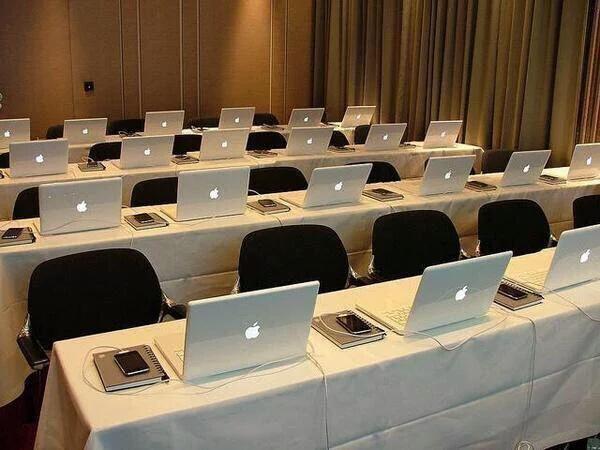 DummeWitze's tweet photo. Wenn meine Schule so einen Klassenraum hätte, würde ich wenigstens gern zur Schule gehen. https://t.co/RxufkLsQcl