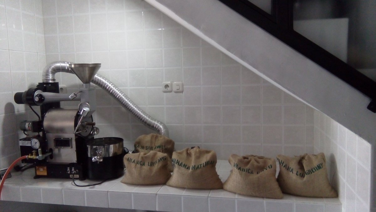 storycoffeemdn's tweet photo. #coffeeroasting #greenbeans #roastedbean #lintong #gayo #longberry #toraja #fresh #coffee #kopi #mantap https://t.co/FOpxDHCWIG