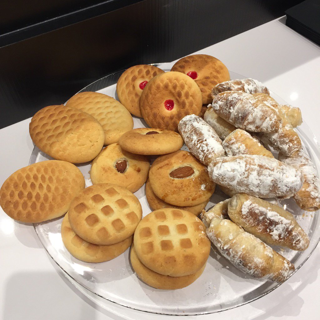 Landmire's tweet photo. Pâtisseries italiennes fait maison au salon de coiffure ce matin , oh misère les calories ! #irresistible @softy66 https://t.co/EvKspHHyMf