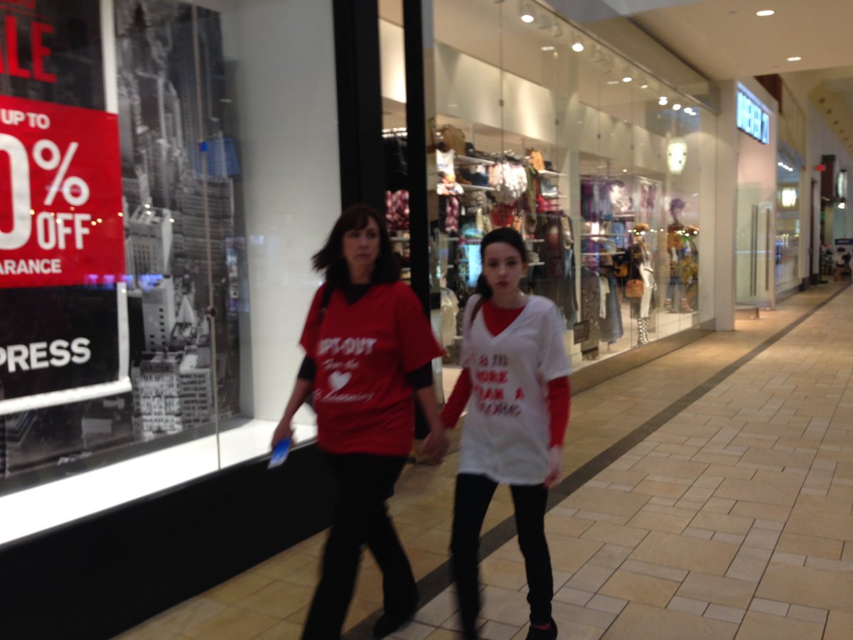 jeff4publiced's tweet photo. More people at Smith Haven Mall #OptOutShopOut - Refuse @LIOptOut @Newsday @News12LI https://t.co/YMpd4bkQYj