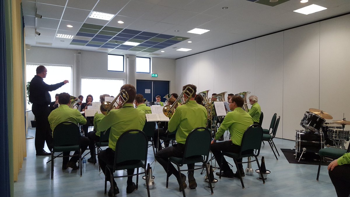 Crew_GSF's tweet photo. Wow, ook in Borne kunnen ze mooie muziek maken! Euregio Brassband zit in te spelen #2016GSF #brassband https://t.co/9cgA3mbCDg