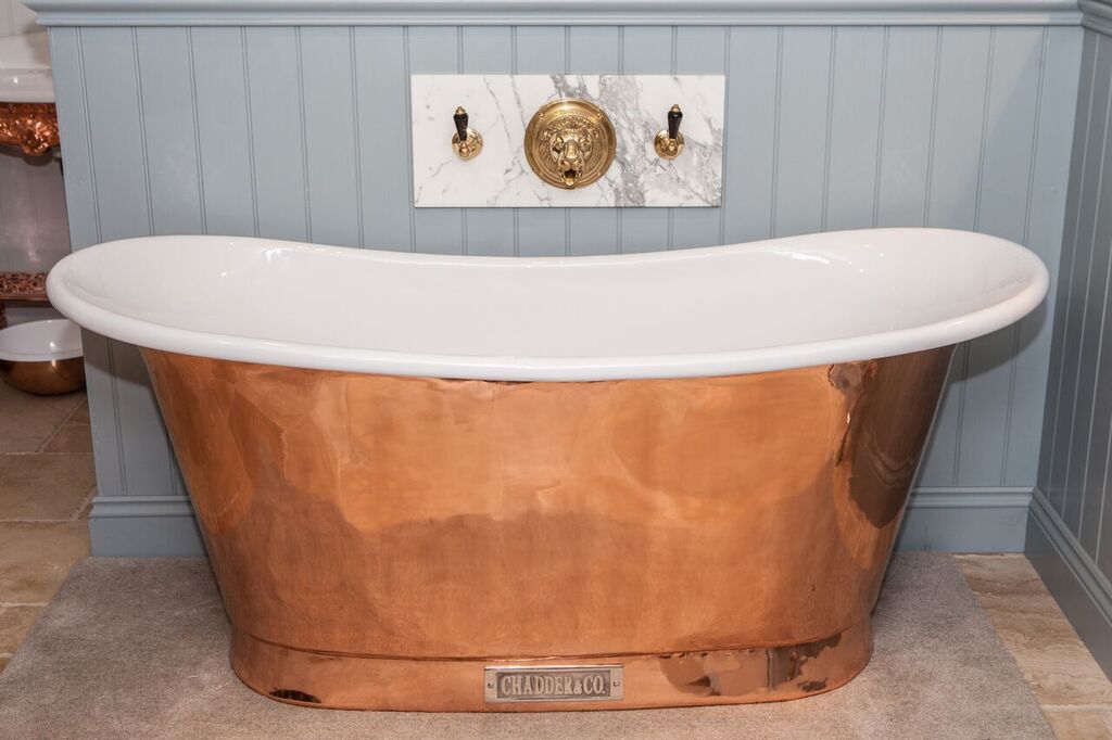 ChadderandCo's tweet photo. Royal Copper Bath with white enamel interior. #copperbath #copper #chadder #bath #tub #luxurybath #bathtap #tub #RT https://t.co/UUNIT7ycRI