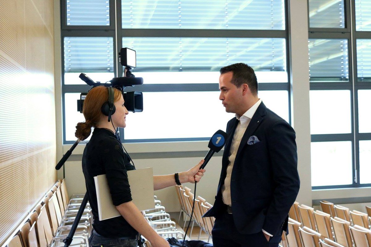 dsj_fspj_fspg's tweet photo. Wozu @jugendparlamente? @tele1 fragte bei @Damian_Mueller_ an der #DSJDV nach https://t.co/oWCXft5MiG