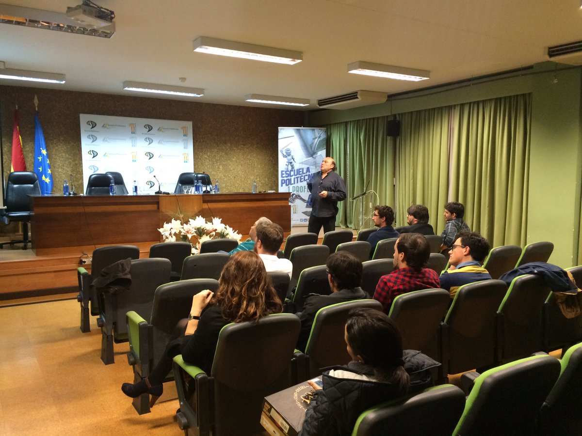SmartPoliTech's tweet photo. Ahora en el salón de actos charla de #PabloBustos de @RoboLab_UEx hablando del proyecto #SmartPoliTech #ArduinoDayCC https://t.co/NqVlYjmAmq