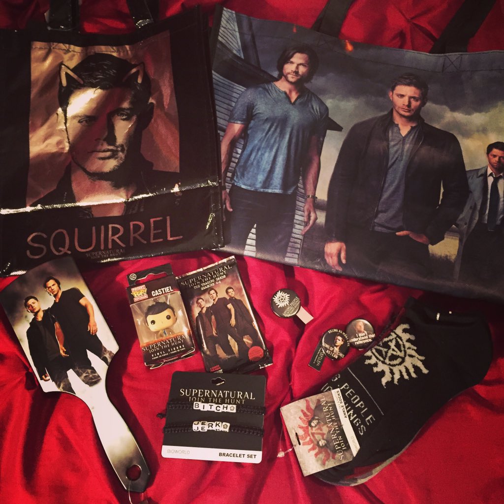 67SPN's tweet photo. On holiday in USA, hit #hottopical 😀😀 #supernatural https://t.co/JACDLyr8rn
