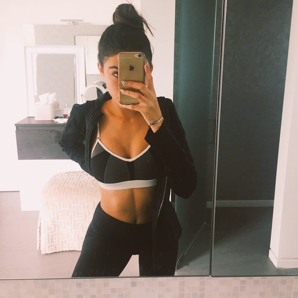 your local mami is here. 💯
not new here. ❤
RT for me and you'll get food.🍔