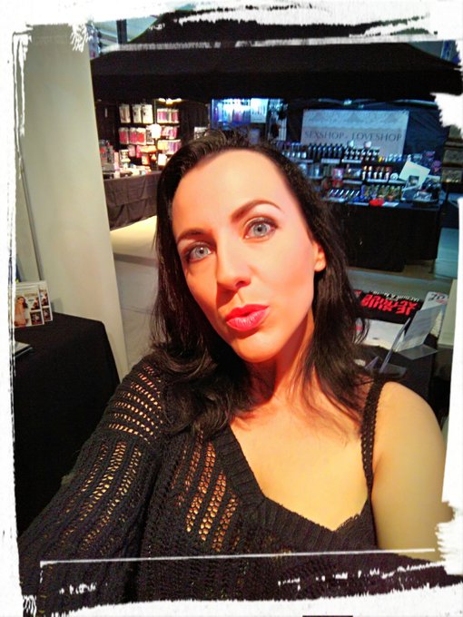 Venez me voir au salon de Namur aujourd'hui mes ch&eacute;ris sur le stand @sweetprodX avec @Alexia_Chuck et<a href="/tag/pornstars"class="tags"><span>#pornstars</span></a><a href="/tag/arras"class="tags"><span>#arras</span></a><a href="/tag/salonerotique"class="tags"><span>#salonerotique</span></a>