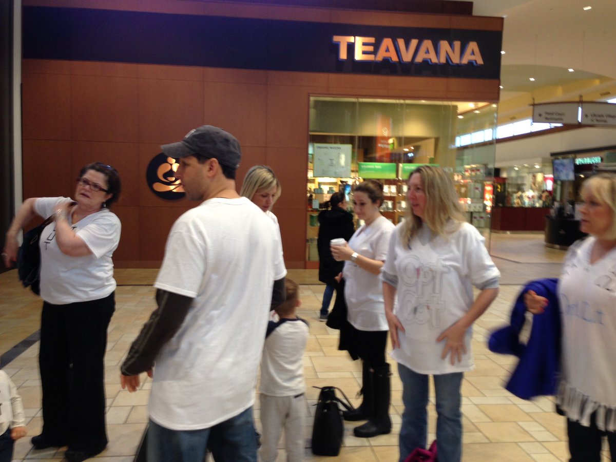 jeff4publiced's tweet photo. Who said test refusal is small this year - #OptOutShopOut at Smith Haven Mall @LIOptOut @Newsday @News12LI https://t.co/sgi1rPgDyv