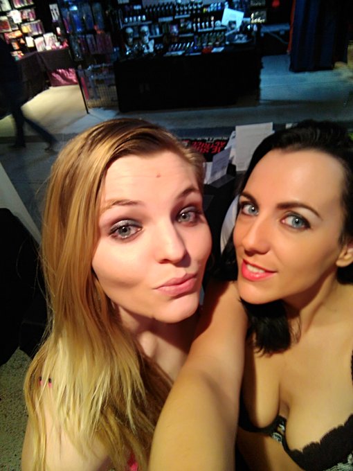 Nous sommes pr&ecirc;te on vous attends mes ch&eacute;ris ! Avec @sindy_lova https://t.co/6LzKOVG6XX<a href="/tag/sexy"class="tags"><span>#sexy</span></a><a href="/tag/hot"class="tags"><span>#hot</span></a><a href="/tag/shows"class="tags"><span>#shows</span></a>