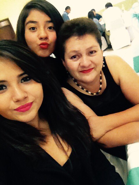 Lexi_Neaves's tweet photo. Family💕 #SabadoDeGanarSeguidores #SIGUEMEYTESIGO quiero amigos :( https://t.co/1bI6TusAlJ