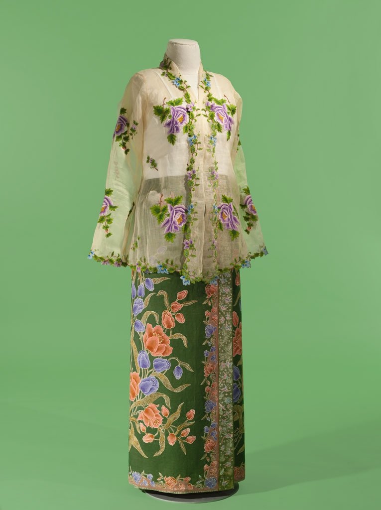 PeranakanMuseum's tweet photo. #zoomMW #tpmsg #MuseumWeek Trace the history of #SarongKebaya in this book. https://t.co/BsLY1C8yER https://t.co/fQ5s1RuxQd