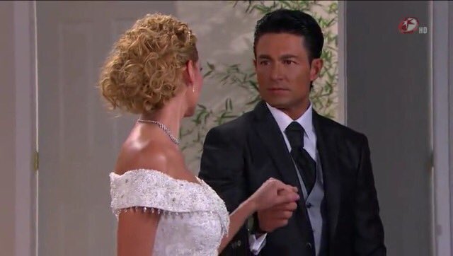 BlancaSotoSpain's tweet photo. ***CONSEJO***: cásense con la persona que les mire como Jesús #FernandoColunga mira a Alma @BLANCASOTOTM 😍😍😍❤️❤️❤️👫💕 https://t.co/Mpw6xTGZZO