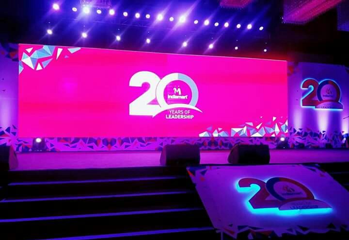 imsonug's tweet photo. @IndiaMART #20YearsOfIndiamart #IamIndiamart HBD IM @irrfan_k Thanx to be with us https://t.co/FypiRXxpwt