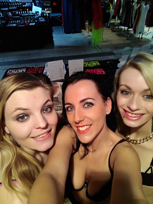 Avec @Alexia_Chuck et @sindy_lova  sur le stand @sweetprodX  &agrave; de suite les ch&eacute;ris !!!! #sexy #hot #show<a class="tags" target="_blank" title="On Twitter" href="/?out=eyJ0eXAiOiJKV1QiLCJhbGciOiJIUzUxMiJ9.eyJpYXQiOjE3MjExNTc1NjYsImlzcyI6InR3cG9ybnN0YXJzLmNvbSIsIm5iZiI6MTcyMTE1NzU2NiwiZXhwIjoxNzUyNjkzNTY2LCJyZWRpcmVjdF91cmwiOiJodHRwczovL3R3aXR0ZXIuY29tL0FsZXhpYV9DaHVjayJ9.UTkMLGiEDeH91_LtGgC0FbDyDWP-eGlvBN60ovMw1qH3b0ZHZURQVTyDs3_htrYc6UrHO2PkDFNBfrUdFXropA">@Alexia_Chuck</a><a class="tags" target="_blank" title="On Twitter" href="/?out=eyJ0eXAiOiJKV1QiLCJhbGciOiJIUzUxMiJ9.eyJpYXQiOjE3MjExNTc1NjYsImlzcyI6InR3cG9ybnN0YXJzLmNvbSIsIm5iZiI6MTcyMTE1NzU2NiwiZXhwIjoxNzUyNjkzNTY2LCJyZWRpcmVjdF91cmwiOiJodHRwczovL3R3aXR0ZXIuY29tL3NpbmR5X2xvdmEifQ.5XLCEcyUaIDbCNIeqV0RsuG9cBwyak8a06l-wzc1Qv_uXy7v0XT3xgBzHf8Iw1J085tMtj5aHCo1uNlzV-Zu6Q">@sindy_lova</a><a href="/tag/sexy"class="tags"><span>#sexy</span></a><a href="/tag/show"class="tags"><span>#show</span></a><a href="/tag/hot"class="tags"><span>#hot</span></a><a href="/tag/porn"class="tags"><span>#porn</span></a>