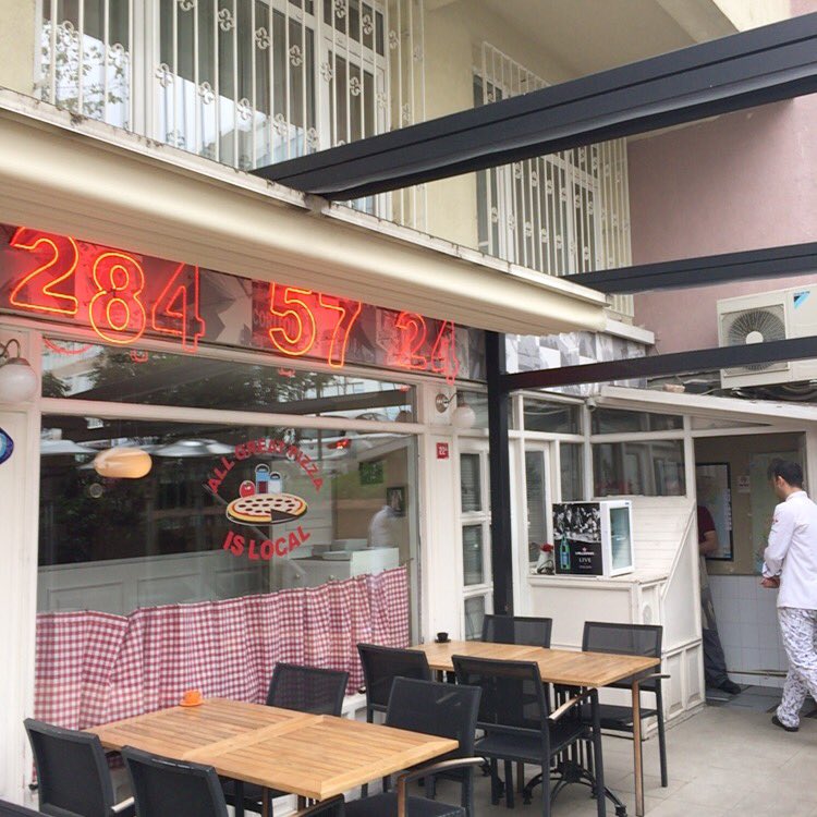 SeminOzmorali's tweet photo. Siparisi dinlemeyip, not almayip, yanlis adrese gonderip, uzerine "ulan"li bagirip cagiran @Oliviaspizzeria Levent. https://t.co/IM3D1mdyj5