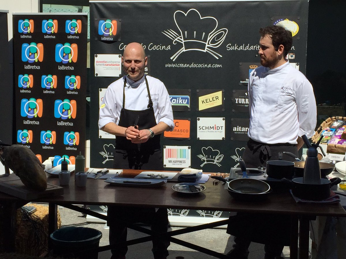 creandococina's tweet photo. Mucha gente aprendiendo de cocina en @laBretxa  con el chef Dani Lopez del Kokotxa https://t.co/ZP9Uitv860