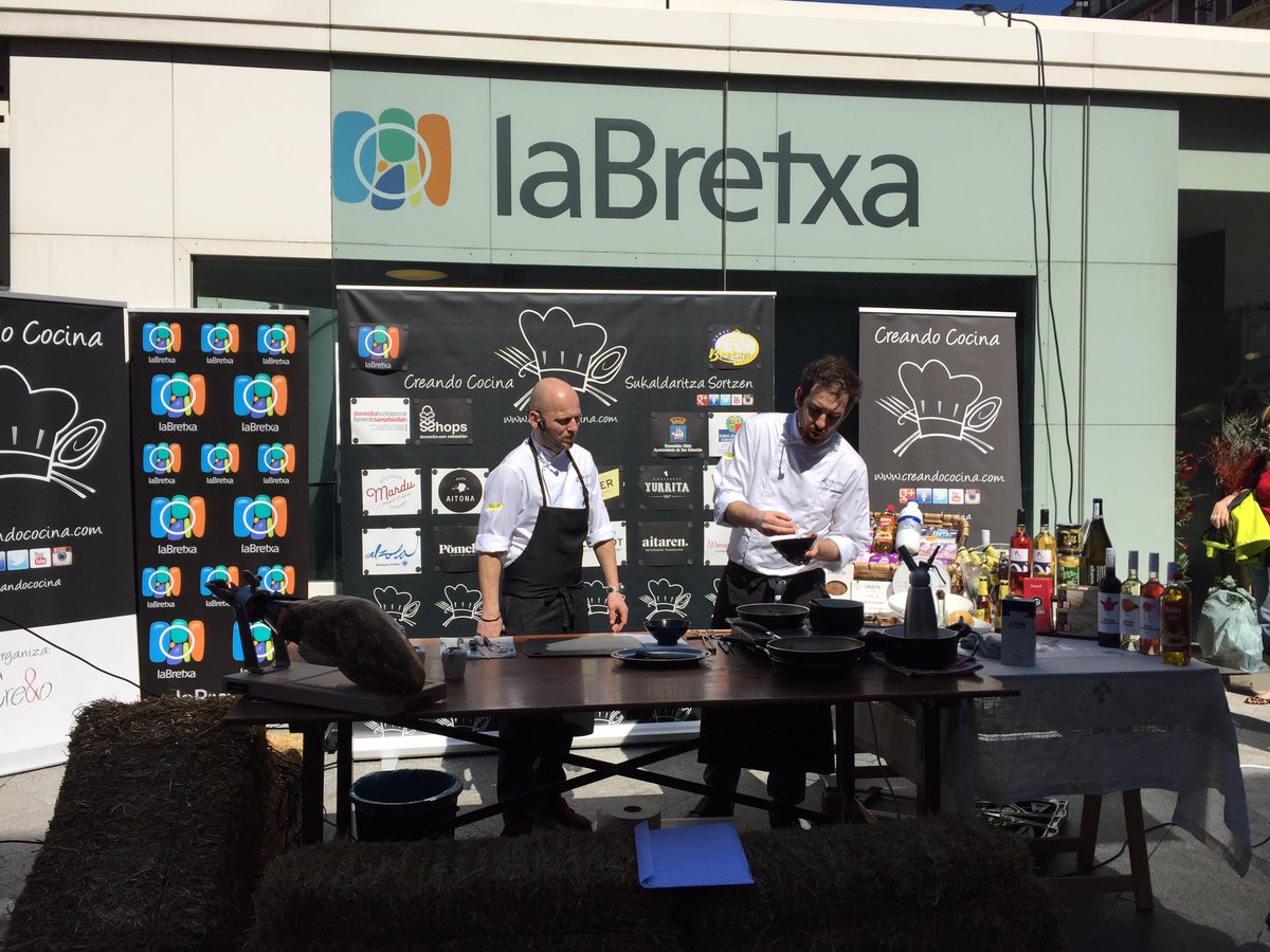 creandococina's tweet photo. Mucha gente aprendiendo de cocina en @laBretxa  con el chef Dani Lopez del Kokotxa https://t.co/ZP9Uitv860