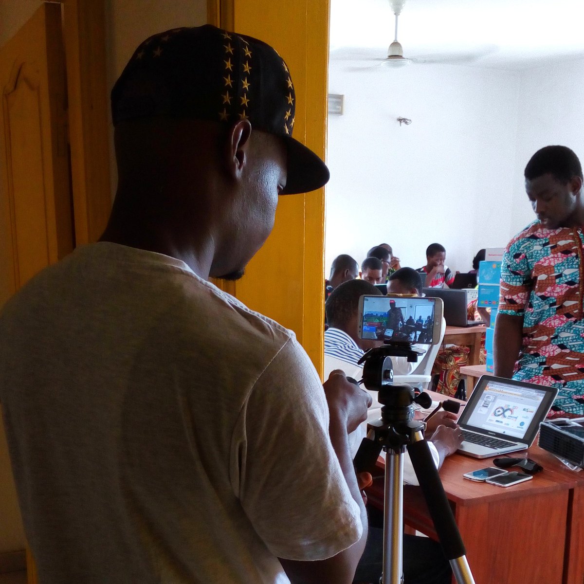 semevokoucoi's tweet photo. j'assure le live ce Matin au Arduino Day Cotonou pour @benintech #arduino #arduinoday #Bénin https://t.co/O6Mv2Q5l5t