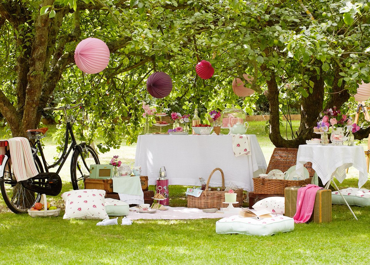 RoyalAlbert_UK's tweet image. CURRENT MOOD | Picnics and tea outside - yes please!  bit.ly/1oXx9XS #HappySaturday #BringInSpring