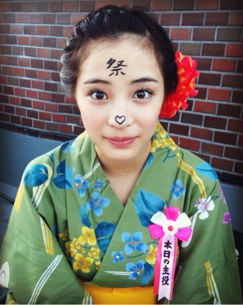 YntJom's tweet photo. 広瀬すずの知名度

0RT→可愛くない😓
50RT→普通😒
100RT→少し可愛い😀
500RT→可愛い😃
1000RT→めっちゃ可愛い😊
5000RT→神😘
10000RT→神々しい...😍 https://t.co/jbdu1GUc89