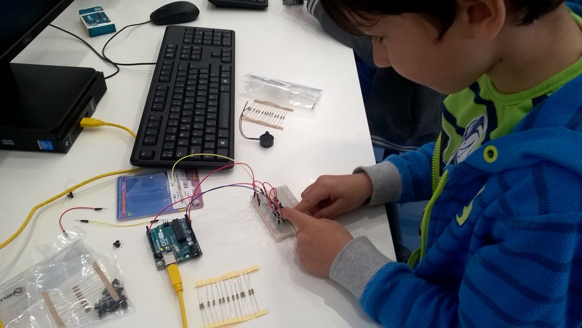 teslacoollab's tweet image. Así va el #TallerArduino en la celebración del #GenuinoD2016