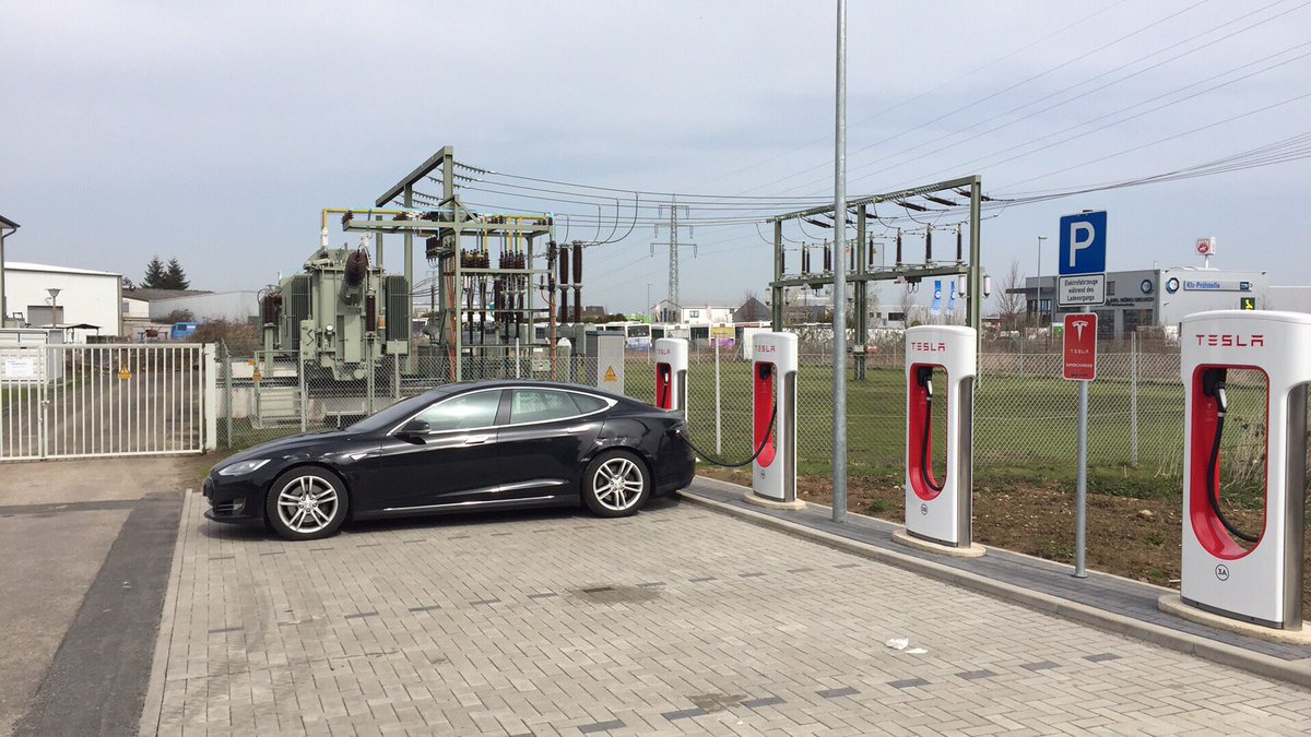 Charching @TeslaMotors at the source in the new supercharger station.   Nice racing on the way north :-)
