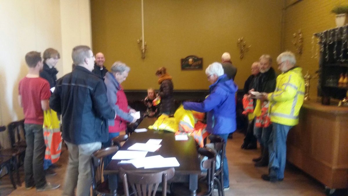 Raitdaiprunners's tweet photo. Verkeersregelaars onderweg naar hun posten #raitdaiprun https://t.co/AnLs1DrL0G