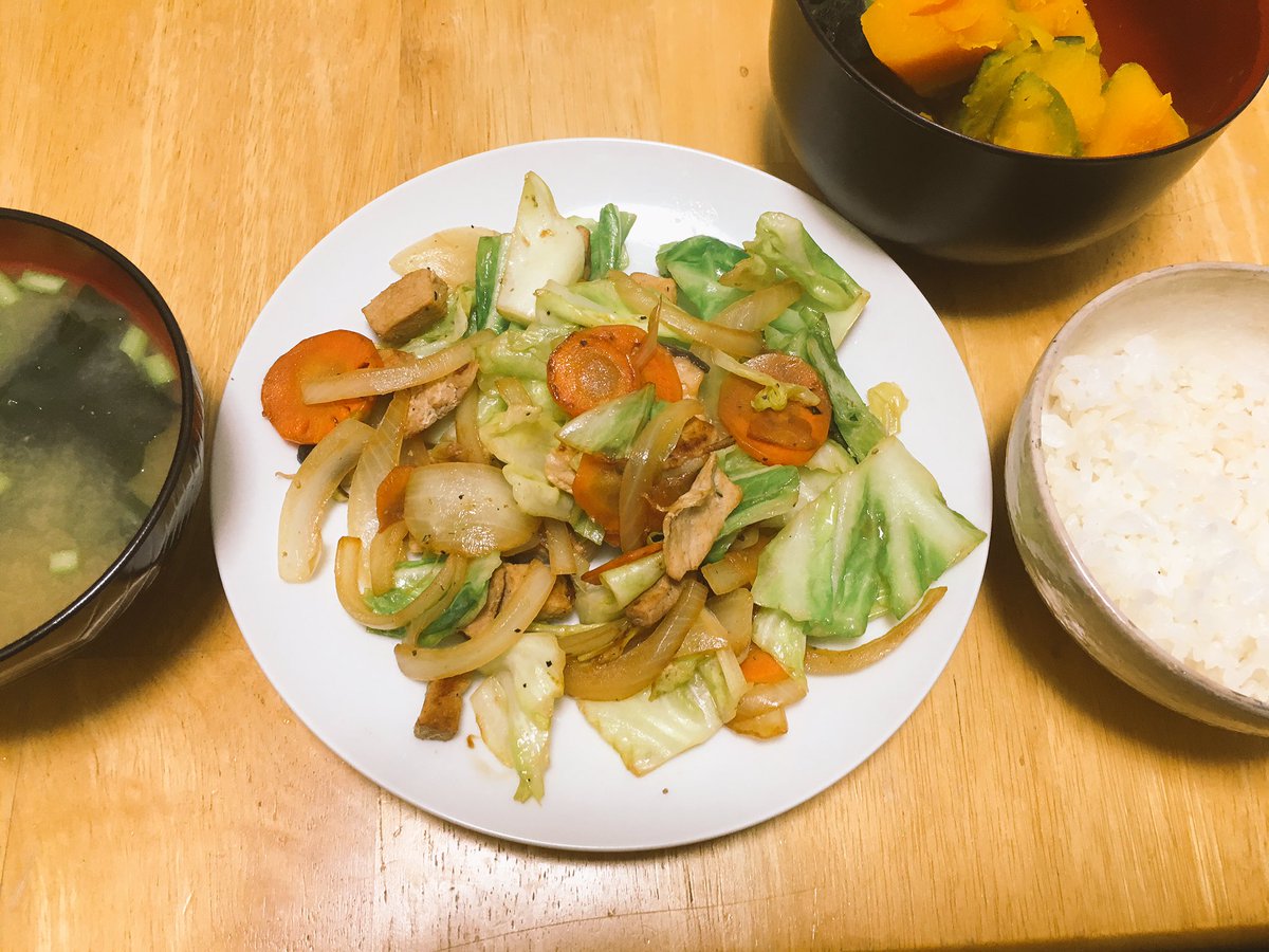 本日は野菜炒め作りました きのこと肉も入れてみたんで割と具沢山に かぼちゃも煮た しまどりるのイラスト