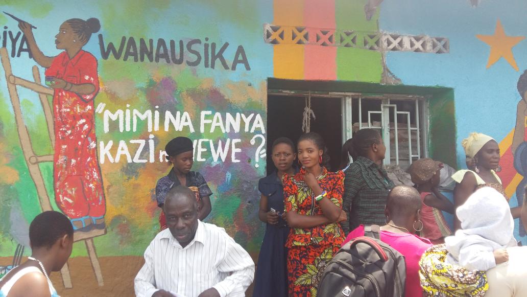 KEYdrcongo's tweet photo. En visite des oeuvres réalisées par les filles apprenantes de l'Ong #CAMME et #ColorsOfConnection @gomaguide https://t.co/wd35Kjq9BM