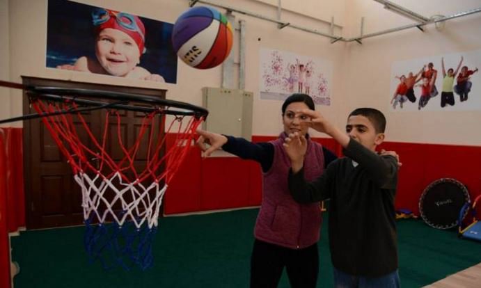 Otizmli çocuklara spor eğitimi jinha.com.tr/TUM-HABERLER/c…