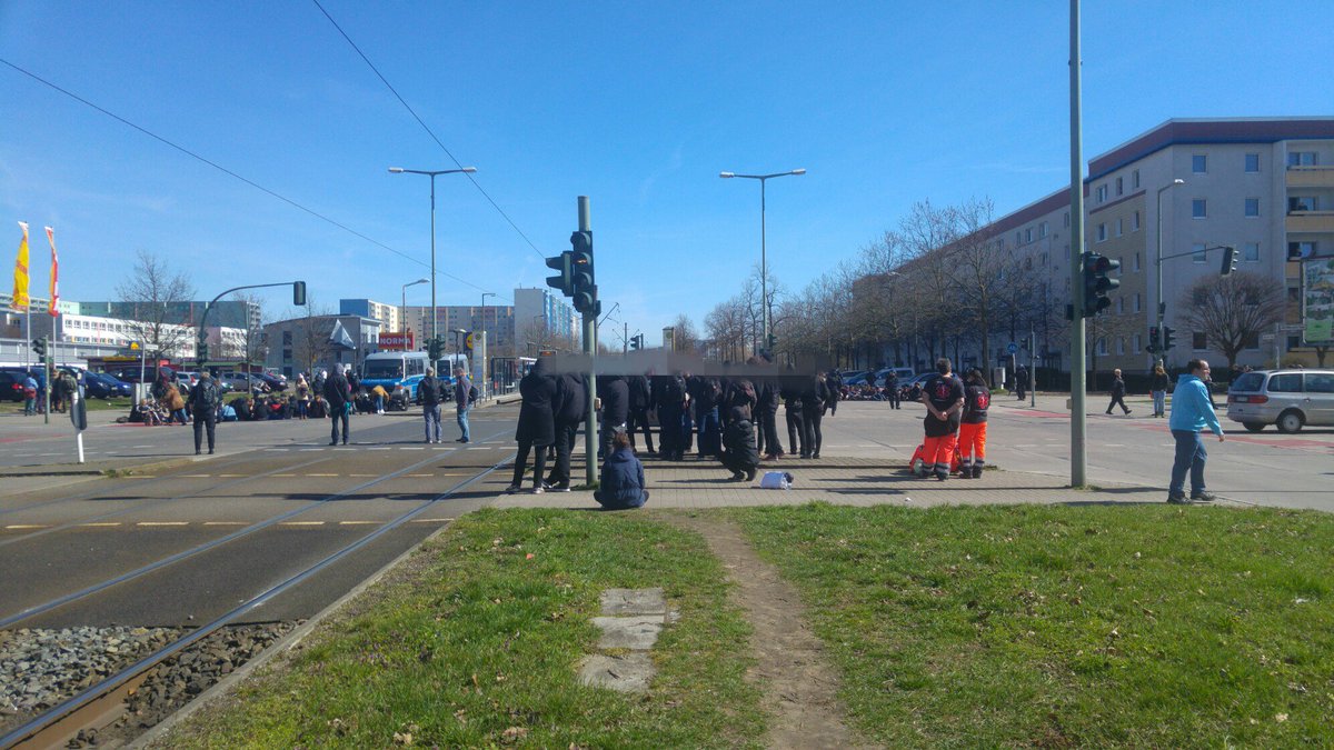 flecks's tweet photo. 1346 knapp 100 #Antifa bei
#ZossenerStr #AlteHellersdorferStr
3 Wannen & 1 Hubschrauber
#mahe0204 https://t.co/oYPZXGy1uO