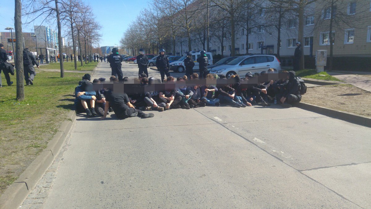 flecks's tweet photo. 1342 #Blockade|n ca 80 #Antifa - derzeit ruhig
#ZossenerStr #AlteHellersdorferStr
#mahe0204 #mahe https://t.co/W8awt16RaJ