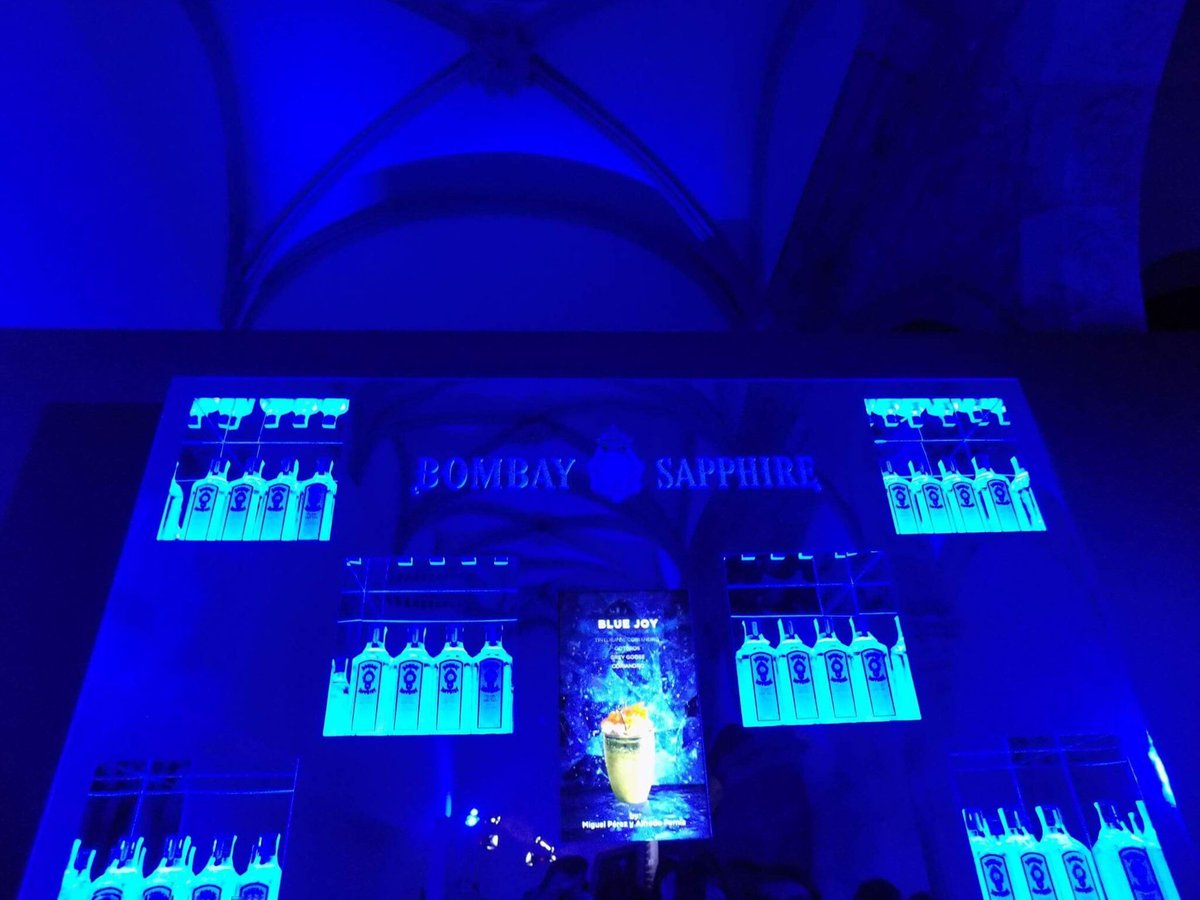 oriolgen31's tweet photo. 💙💙💙disfrutar de algo magico💙💙💙💙#TheArtRoom by @bombaysapphire_spain 🍹☺☺☺☺☺#barcelona https://t.co/Sy3gRUtzyR