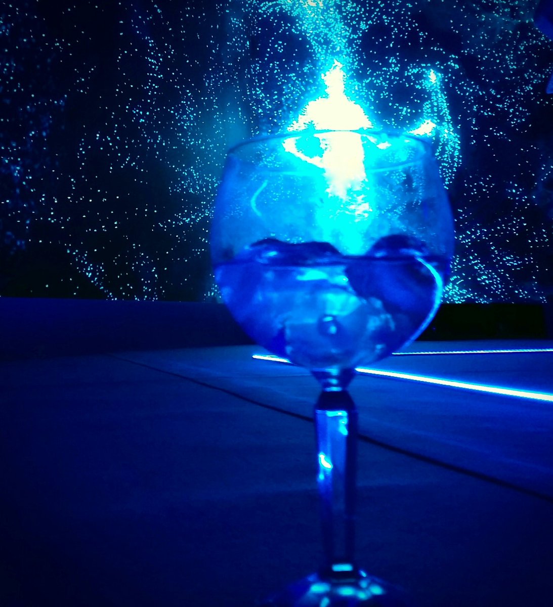 oriolgen31's tweet photo. 💙💙💙disfrutar de algo magico💙💙💙💙#TheArtRoom by @bombaysapphire_spain 🍹☺☺☺☺☺#barcelona https://t.co/Sy3gRUtzyR