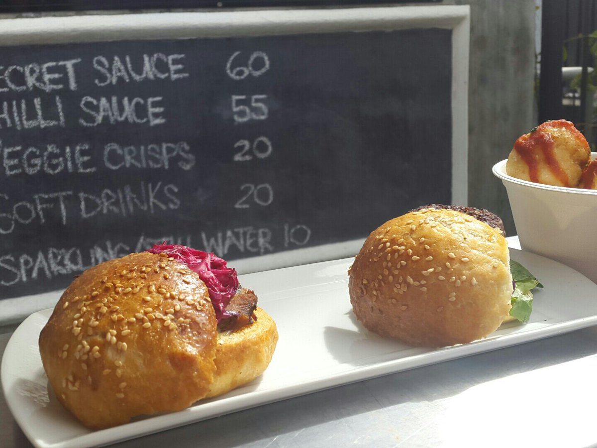 FoodandChatter's tweet photo. Yummy yummy in my tummy #locolounge @harfieldcarni15 https://t.co/eog1QdzcI6