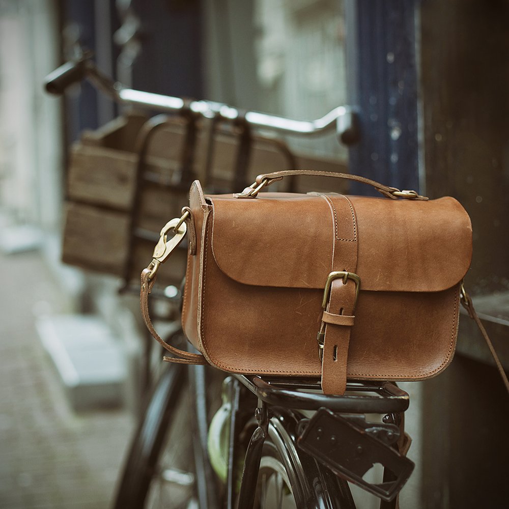 vzadar's tweet photo. My beautiful Lincoln tan camera bag on the streets of Amsterdam @FigBags #photography #Amsterdam #bag #leather https://t.co/MjZua0RPxW