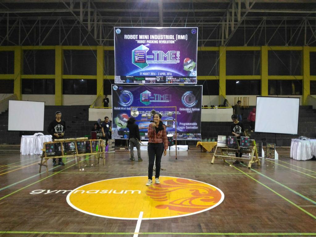 ETIME_PNJ's tweet photo. [Live Report] Theme song ETIME 2016 oleh Nada &amp; @TINTA_TGP  #ETIME2016 #InnovationEverySecond https://t.co/vyDHyoxht5