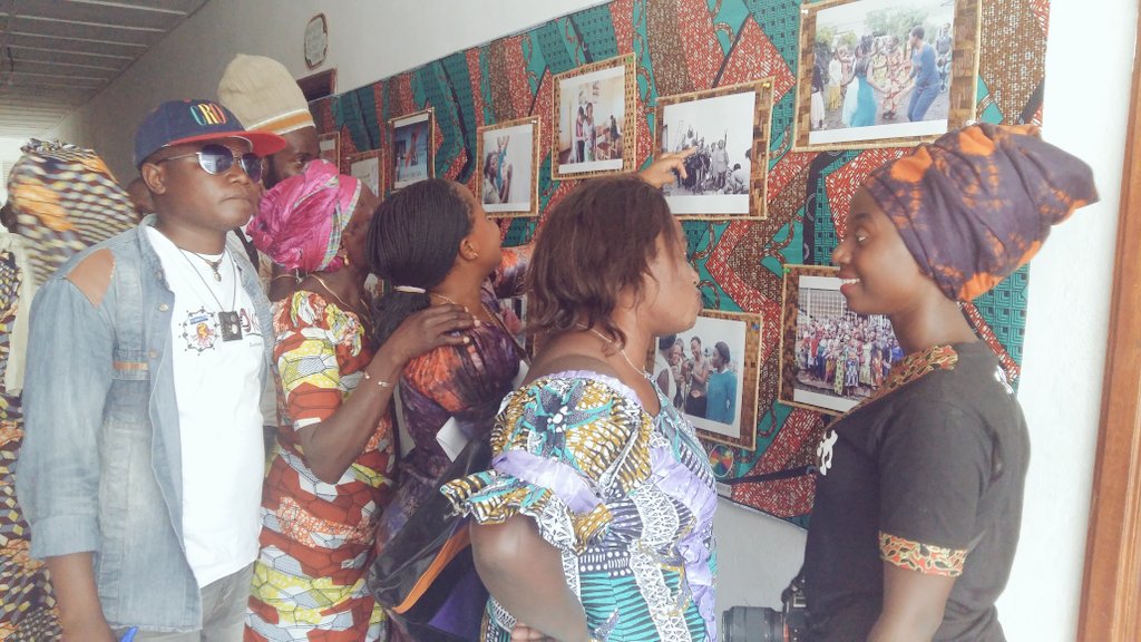 KEYdrcongo's tweet photo. #Pamela, photographe-Videaste à #CAMME explique ses photos au visiteur #ColorsofConnection @gomaguide #RDC https://t.co/Ut8Hiys1Bp