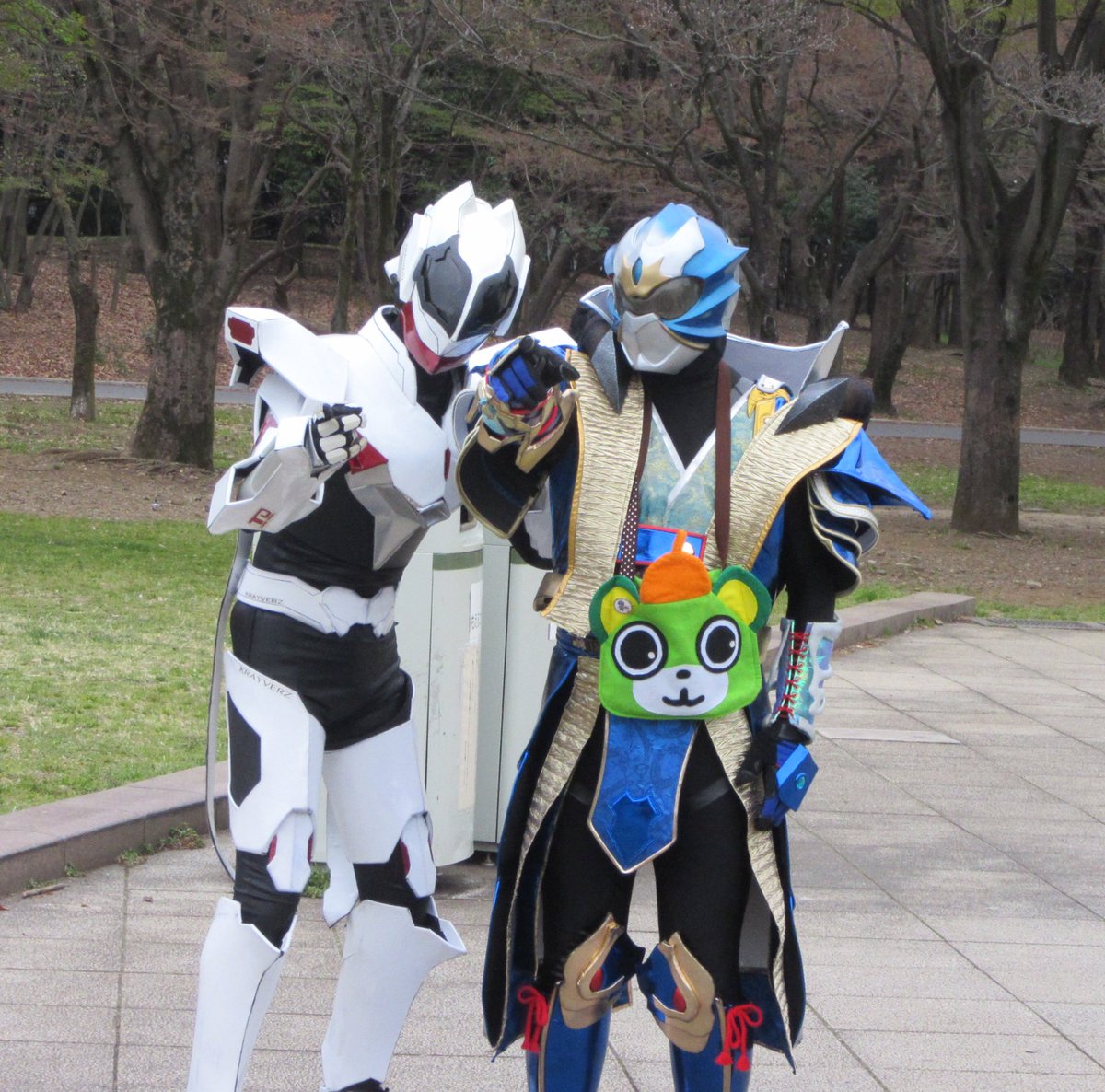 141Pinchi's tweet photo. ナイスマンの奇行に
何あの人〜…感の二人ww
#ナイスマン
#クレイヴァルス
#マヴェル 
#GENESIST https://t.co/QI4yDASkGK