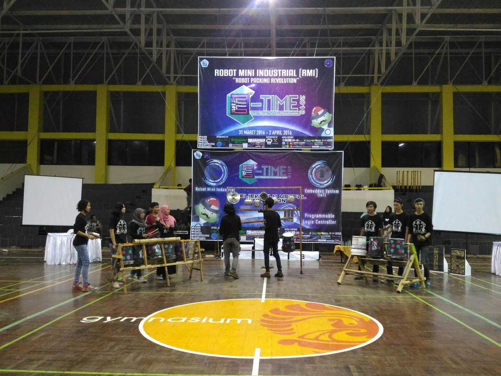 ETIME_PNJ's tweet photo. [Live Report] penampilan dari @TINTA_TGP wohoooo meriah bangettt 🎉 #ETIME2016 #InnovationEverySecond https://t.co/03Nu260hMM
