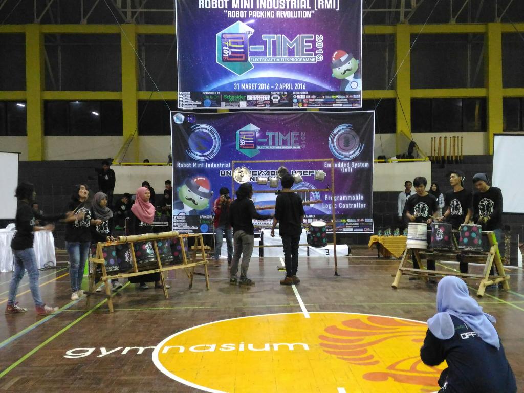 ETIME_PNJ's tweet photo. [Live Report] penampilan dari @TINTA_TGP wohoooo meriah bangettt 🎉 #ETIME2016 #InnovationEverySecond https://t.co/03Nu260hMM