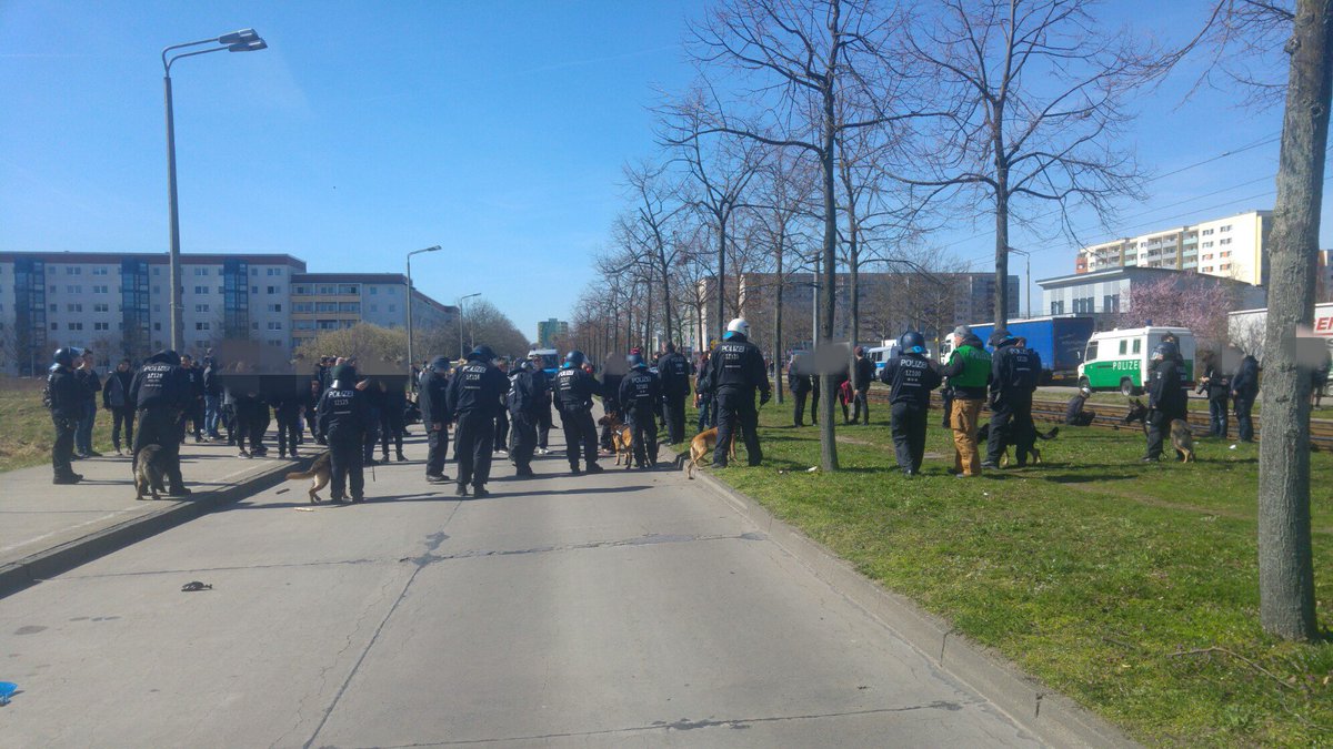 flecks's tweet photo. 1412 Polizei und Hunde sehr aggressiv.
#ZossenerStr #MittenwalderStr #KlausdorferStr
#mahe0204 #mahe https://t.co/LHBYSWZuvY