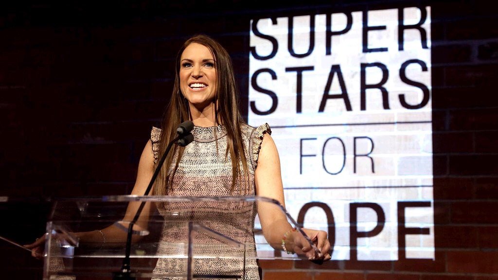 ewweuniverse's tweet photo. .WWE, @dallascowboys, and @BGCA_Clubs celebrate #STARS4HOPE: https://t.co/Jm9pyq2TLY #WrestleMania https://t.co/MCEZ91uRm4