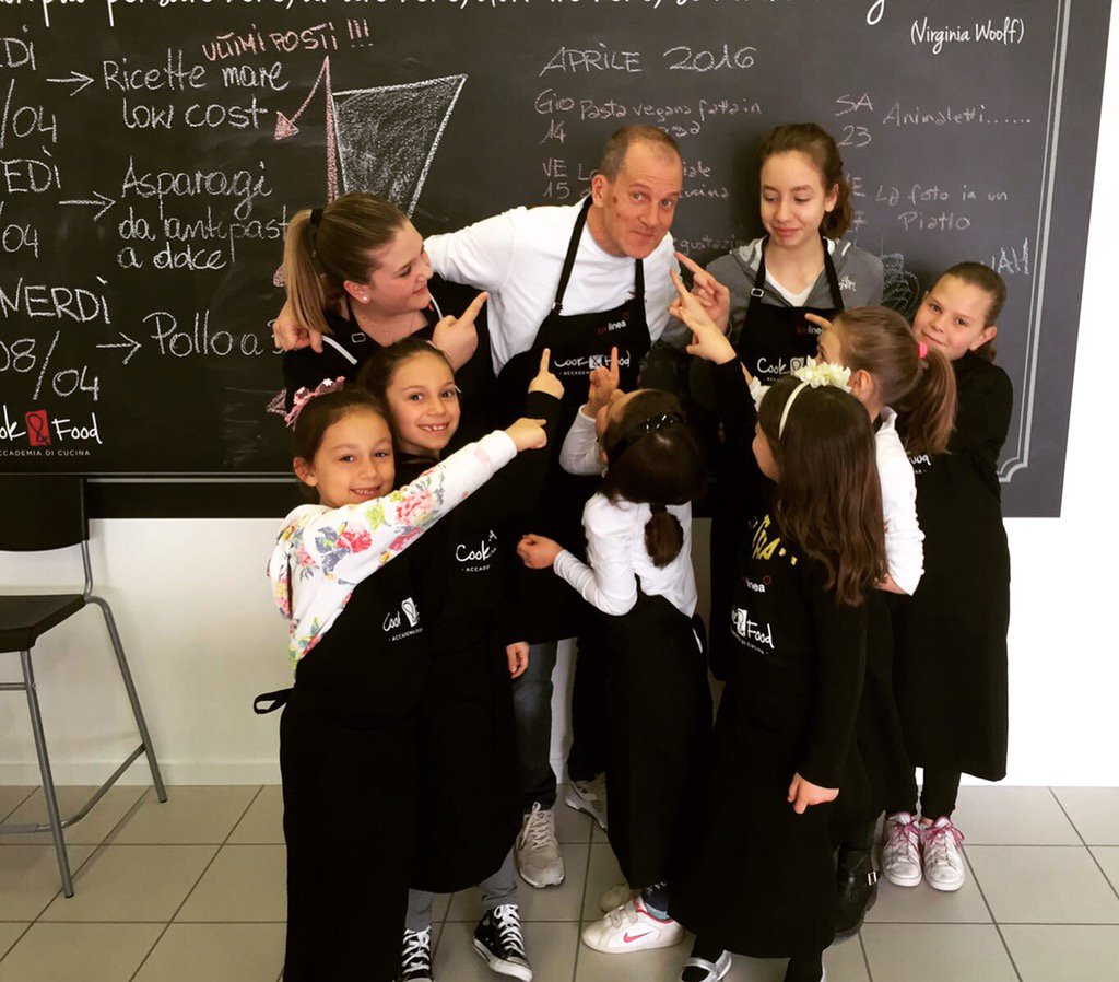 fabnonis's tweet photo. Un abbraccio grande di a tutte le 8 piccole ( e anche un po' più grandi!) splendide CHEF! #elbeker #cookandfood https://t.co/rI5eZpTVwy