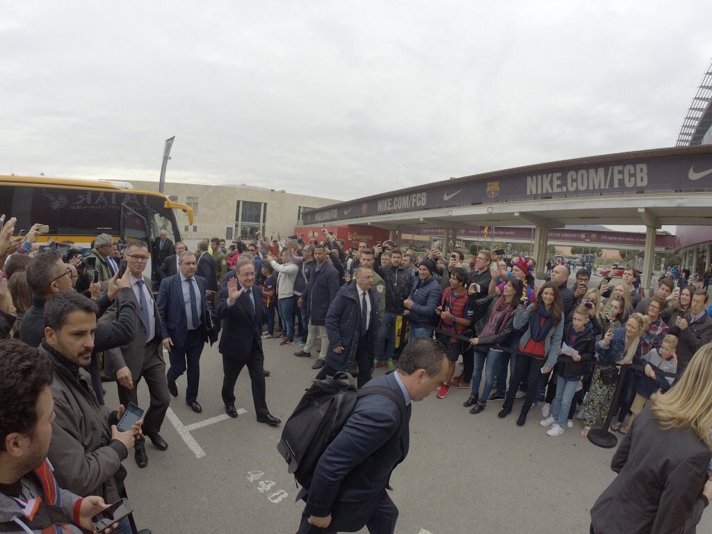 XusepPedrerol's tweet photo. Florentino en su llegada al Camp Nou, retratando a la gente. Hahaha! Así sí 👐 su florentineza! RETRATADOS ✋ https://t.co/1SKDY5q3Mm