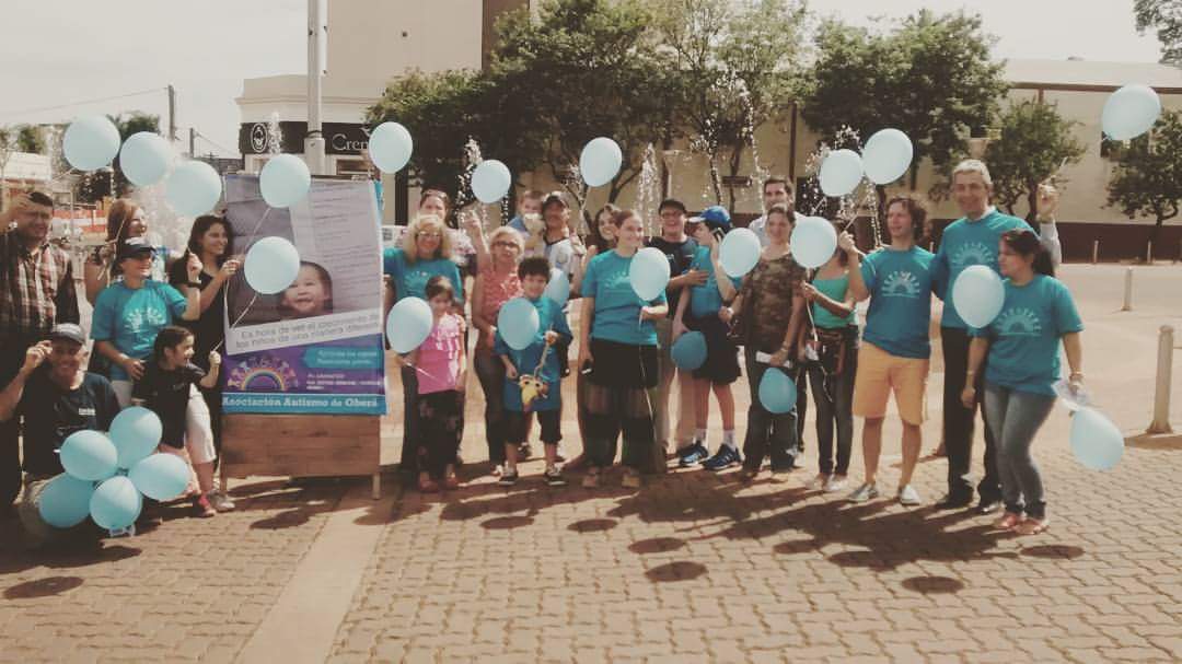 Dia Internacional del Autismo, soltamos globos al cielo. #Autismo #OberaPresente